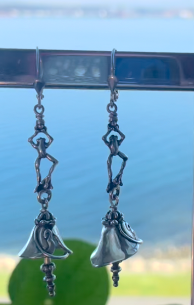 Short Gong Frog Earrings